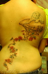 Erweiterung eines vorhandenen Löwen-Tattoos mit Felsplateau und Rosenstock auf dem Rücken - gestochen von Sara Klemp, Skinfactory Tattoo und Piercing, Bonn